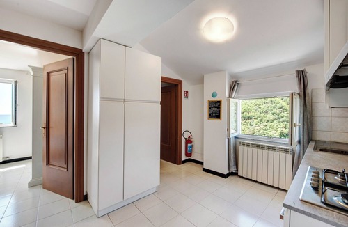 Celle Ligure Apartment | Apartment 'Zafferano Suites - Basilico' with Shared Garden and Wi-Fi