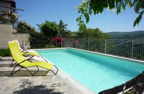 Serralunga d'Alba Apartment | apartments in Serralunga d'Alba with panoramic swimming pool