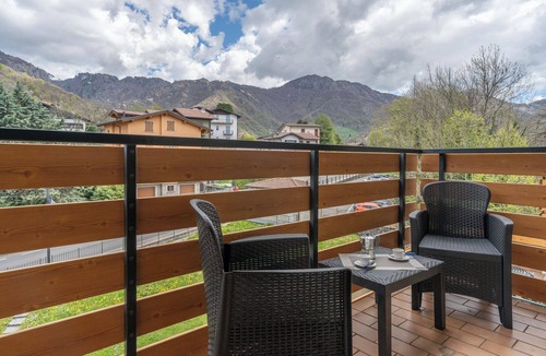 Cassina Valsassina Apartment | Appartamento con terrazzo vista monti a Cassina