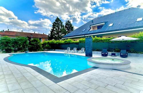 Rivarolo Canavese Apartment | Appartamento in villa con piscina privata e vasca idromassaggio ad uso esclusivo