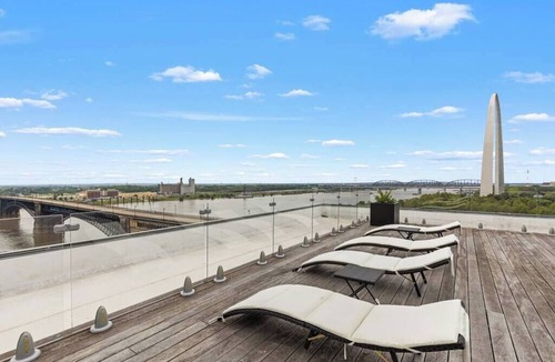 Downtown St. Louis Apartment | Archview Riverfront Loft – Walk to Stadium, Conventions & Casino - Gated Parking