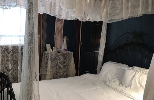 Red Boiling Springs Bed & Breakfast | Armour's Hotel