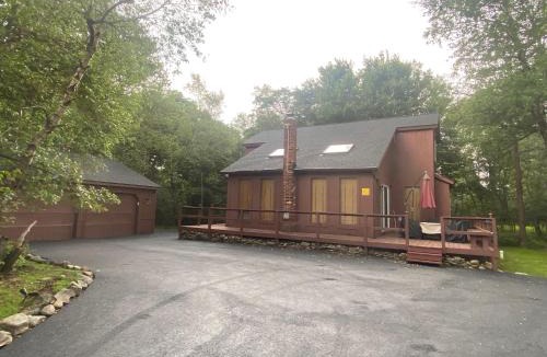 Long Pond Ski Chalet | Ash Cottage in Poconos near Camelback & Kalahari