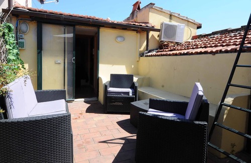 Santa Maria Novella Apartment | Attic apartment along the Arno river