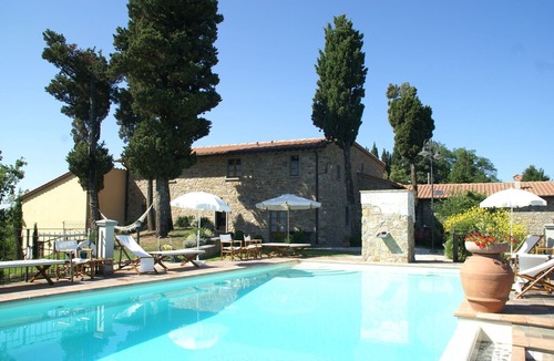 Montecarelli House | Attractive apartment in farmhouse with pool in beautiful surroundings