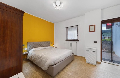 Induno Olona House | Azalea Apartment away from noise