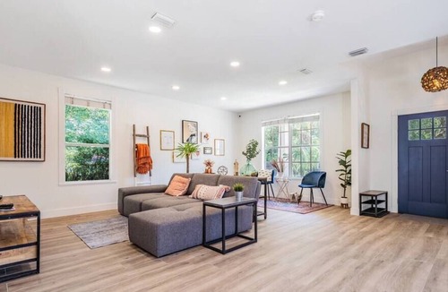 Riverside Heights Villa | Aztec Rustic Villa- Entire home close to Armature Works