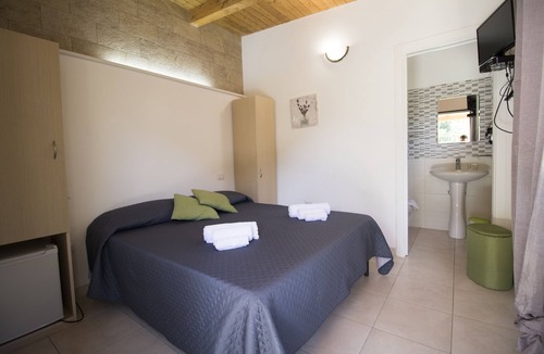 Drapia Bed & Breakfast | B&B room with swimming pool