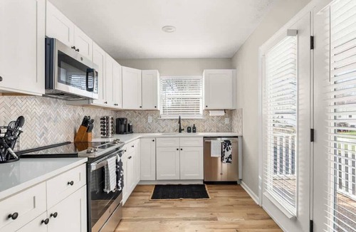 Nashville House | Backstage Bungalow- Cozy 3BR Retreat in The Nations + Near Downtown