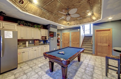 Avon House | Backyard FUN & RELAXATION ! Pool, hot tub, tiki hut, fire pit, putting green