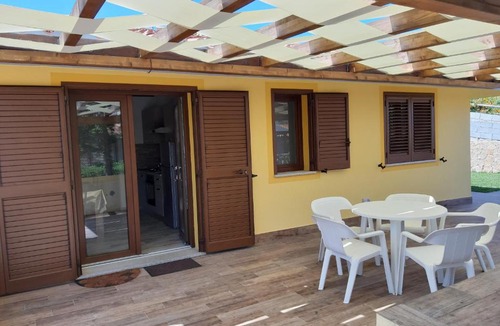 Pirotto Li Frati House | Baia delle Mimose House