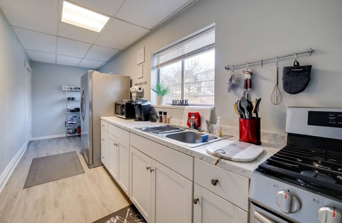 South Hills Apartment | Balcony & Workspace! Apt 5 Mi to Dtwn Pittsburgh