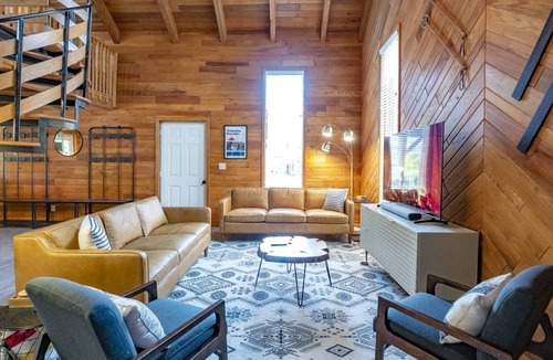 Northface Ski Chalet | Base Camp - 175 Slopeside RoadBase Camp - Walk-to-Slope at Timberline Mountain, Dog Friendly, Air Conditioning