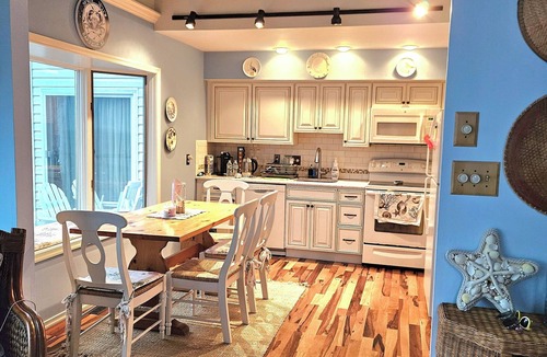 Pebble Beach House | Bayfront 3 Bedrooms House with Huge Deck/Private Beach/Beach House Sleeps 6 Ppl
