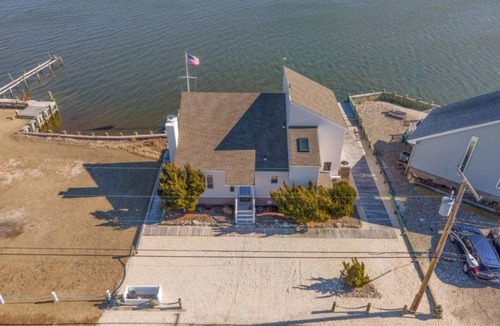 Pebble Beach House | Bayfront 3 Bedrooms House with Huge Deck/Private Beach/Beach House Sleeps 6 Ppl