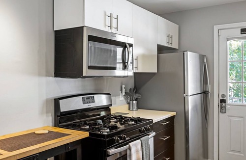 Buckhead Apartment | (BC2bB) Enjoy a Full Kitchen in an Affordable Condo near Peachtree Street