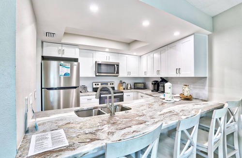 Sunset Beach Condo | ☀Beach Access On Site🌴Land's End 1-203🐬Beautifully Updated🐠Across from Pool