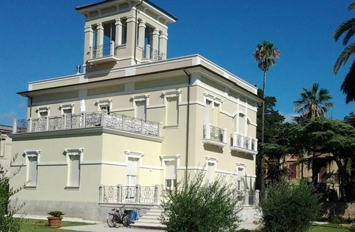 Grottammare Apartment | Beachfront apartment with garden