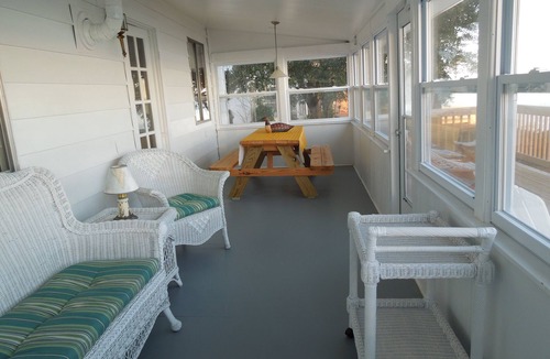 Surry House | Beachfront House on James River. Near Historic Jamestowne and Williamsburg