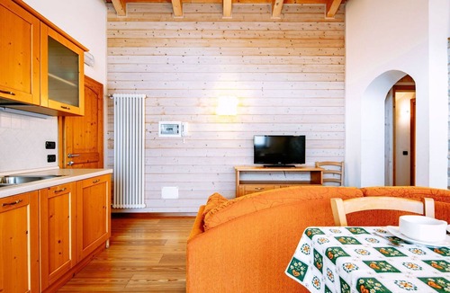 Ronzone Apartment | Beautiful apartment for 6 guests with WIFI, TV and balcony