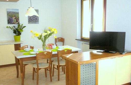 Montioni House | Beautiful Apartment with Garden and Fireplace