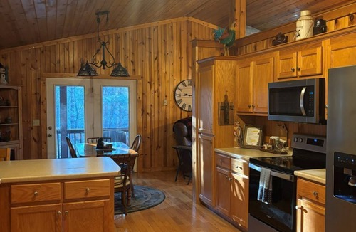 Young Harris Cabin | Beautiful Cabin close to popular sites, no steep roads or stairs.