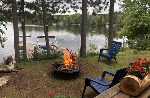 Florence House | Beautiful Lakefront Cottage Just Steps From The Water On Keyes Lake