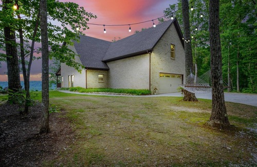 Monteagle House | Beautiful Monteagle Bluff Mountain Home Sleeps 12