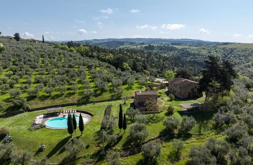 Poggibonsi Villa | Beautiful private villa with A/C, hot tub, private pool, WIFI, TV, patio, close to San Gimignano