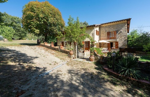 Dicomano Villa | Beautiful private villa for 8 guests with private pool, WIFI, hot tub, TV and panoramic view