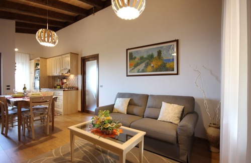 Laureana Cilento Apartment | Beautiful villa surrounded by a large garden
