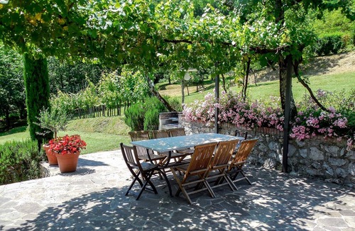 Camporgiano Villa | Beautiful villa, private pool WIFI gorgeous gardens & mountain views- peaceful!