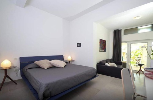 Palazzolo dello Stella Bed & Breakfast | Bed and Breakfast Loggia degli Artisti 'Quadruple Deluxe Room' with pool and air conditioning
