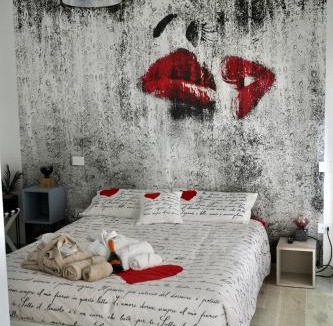 San Benedetto del Tronto Apartment | Bed Art Relaxing Suite - Appartamento con Sauna Love Suite Gallery