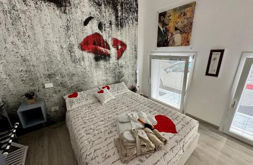 San Benedetto del Tronto Apartment | Bed Art Relaxing Suite - Appartamento con Sauna Love Suite Gallery