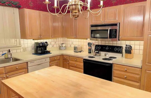 Lexington House | Bed & Breakfast type bedroom in shared apartment above a Specialty Coffeeshop.