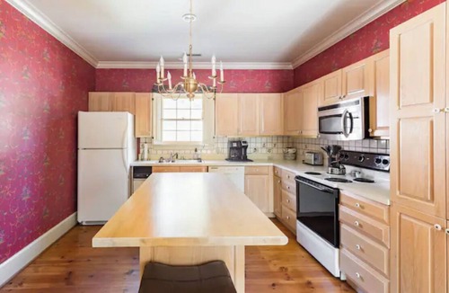 Lexington House | Bed & Breakfast type bedroom in shared apartment above a Specialty Coffeeshop.
