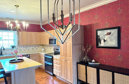 Lexington House | Bed & Breakfast type bedroom in shared apartment above a Specialty Coffeeshop.