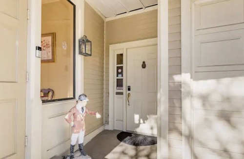 Lexington House | Bed & Breakfast type bedroom in shared apartment above a Specialty Coffeeshop.