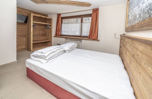 Sauze d'Oulx Ski Chalet | Belvilla by OYO Miramonti 4 Trilocale 6 pax