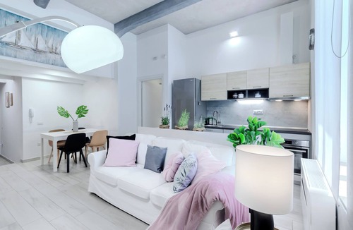 Cagliari Apartment | Benny's rose house. 2 minutes walk to pedestrian area. CIN IT092009C2000Q2584