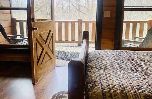 Revelo Cabin | Big South Fork! Peaceful, Relaxing, On the Trails…Six Decks ~ Nature’s Paradise!