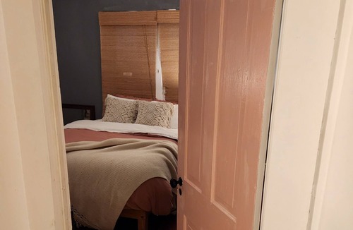 Ewell House | Bizzys Bungalow, 2 bedroom with wifi and golf cart