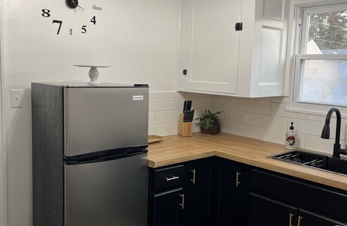 Milwaukee Cottage | Black sheep cottage! Charming 2-bedroom cottage in peaceful West Allis