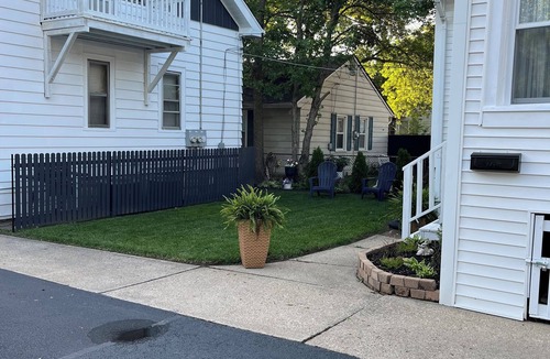 Milwaukee Cottage | Black sheep cottage! Charming 2-bedroom cottage in peaceful West Allis