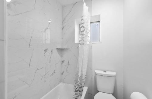 Bloomfield House | Bloomfield, Shadyside !B Spacious and Bright Private Bedroom with Shared Bathroom