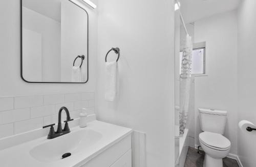 Bloomfield House | Bloomfield, Shadyside !D Spacious and Unique Bright Private Bedroom with Shared Bathroom
