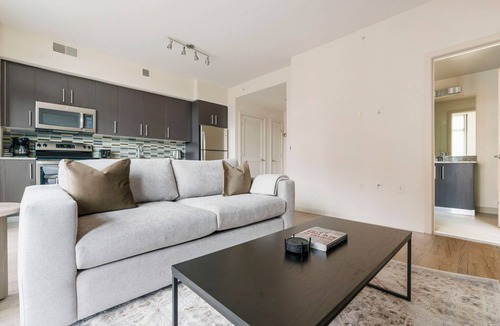 Clarendon Apartment | Blueground | Lyon Village, pool, nr Arlington Park
