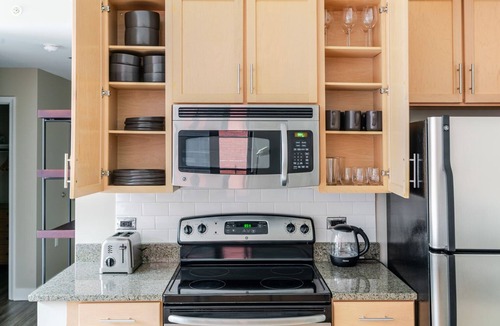 Mount Vernon Square Apartment | Blueground | Mt Vernon, pool & w/d, nr arena