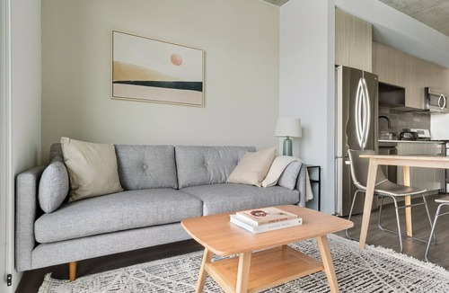 Near West Side Apartment | Blueground | West Loop, pool, nr Skinner Park